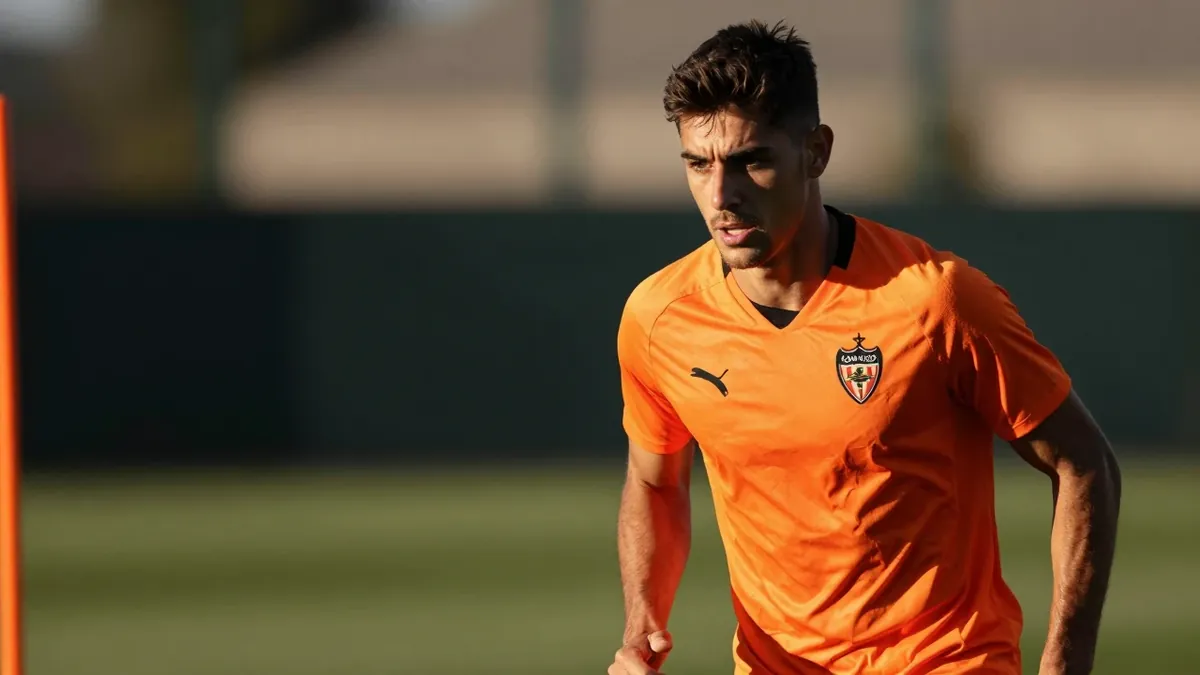 El club valenciano estudia una propuesta extranjera por el jugador, mientras Etta Eyong evalúa su futuro tras recibir...