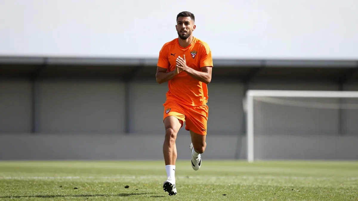El Levante UD retomó los entrenamientos esta semana sin Karl Etta Eyong y Hugo Sotelo, ambos lesionados, mientras el...