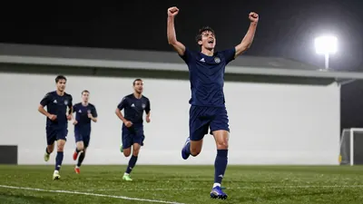 El defensa austriaco de 18 años, cedido por el Liverpool, superó un error inicial para marcar el 3-3 definitivo ante el...