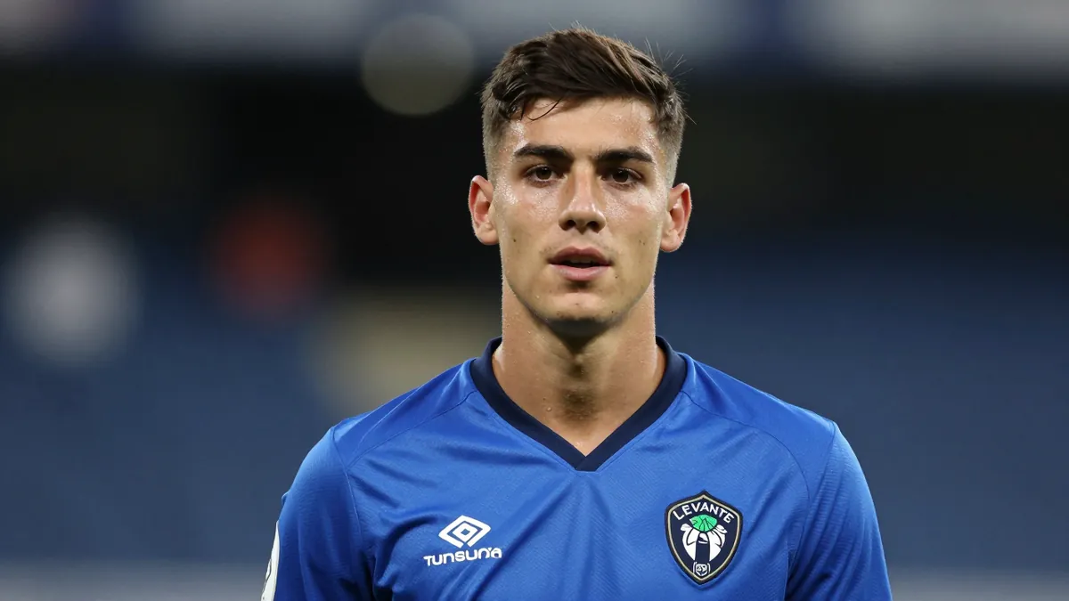Levante cede a Carlos Espi por 25 M€: el delantero que fichó el Madrid