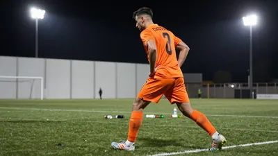 El árbitro aplicó el protocolo tras el lanzamiento de objetos al campo por parte de la afición local tras el gol del...