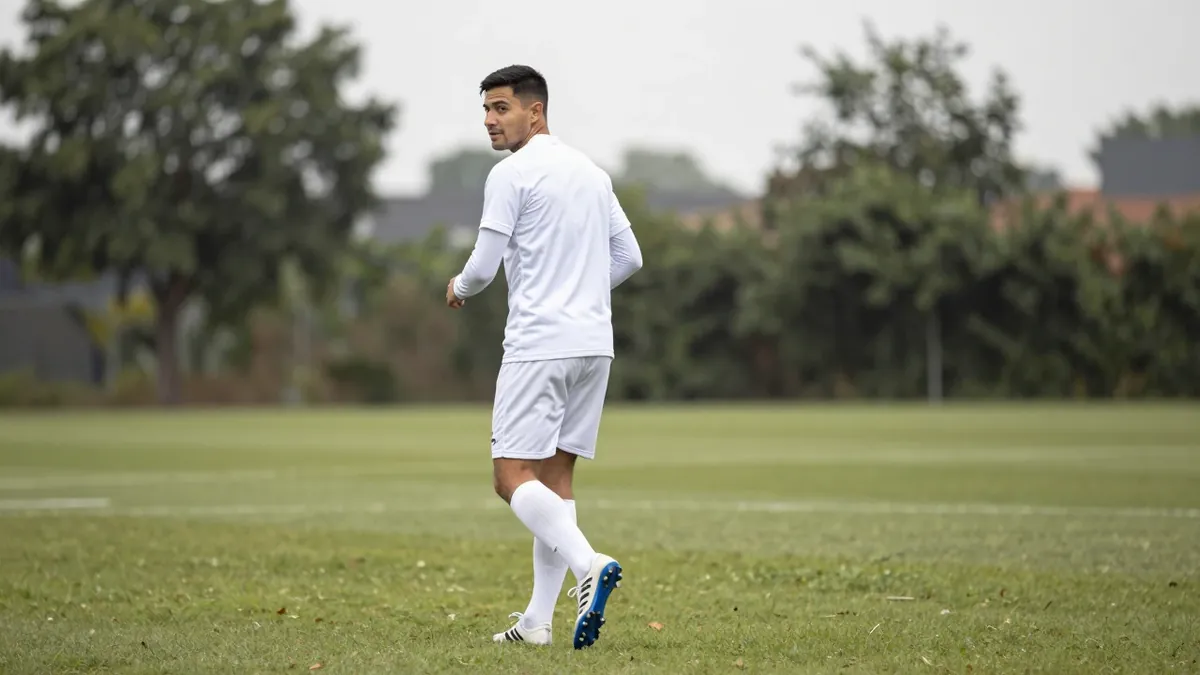 El delantero belga del Sevilla, Lucas Stassin, se entrena aislado para intentar estar disponible el lunes, aunque el club...