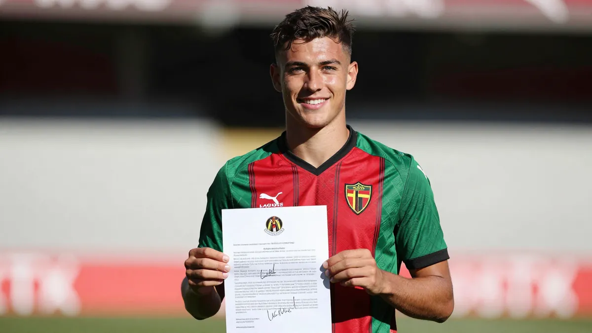 Levante signs young Belgian striker Musuayi until 2030